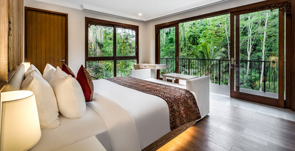 Pala Ubud - Villa Batur - Master bedroom surrounded by nature